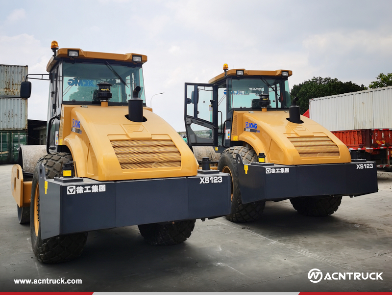 Ecuador - 2 Units XCMG XS123 Road Roller & 3 Units SINOMACH 630A Backhoe Loader