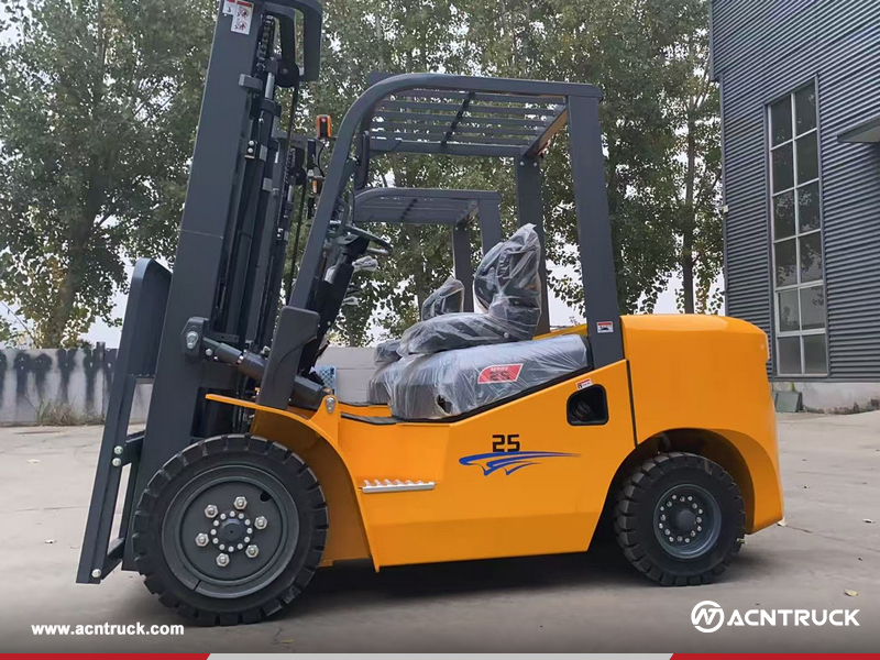 Mexico - 2 Units VMAX CPQ25 & CPQ30 Gasoline Forklift