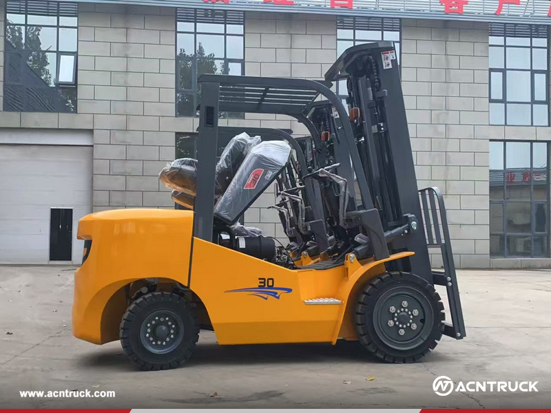 Mexico - 2 Units VMAX CPQ25 & CPQ30 Gasoline Forklift
