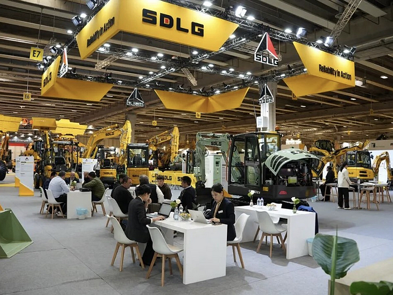 SDLG Unveils E655HEV in SaMoTer 2026 for New Energy Machinery Expansion