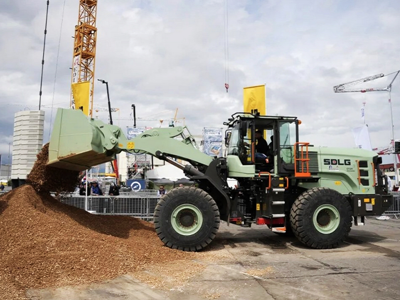SDLG Unveils E655HEV in SaMoTer 2026 for New Energy Machinery Expansion