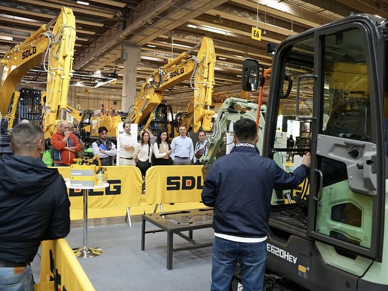 SDLG Unveils E655HEV in SaMoTer 2026 for New Energy Machinery Expansion