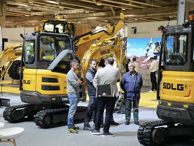 SDLG Unveils E655HEV in SaMoTer 2026 for New Energy Machinery Expansion